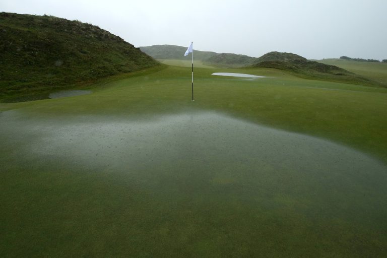 How does rain affect golf? This is the damage it does