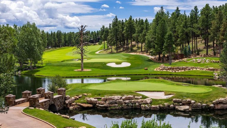 This ultra-luxe golf club offers the ultimate amenity: private flights