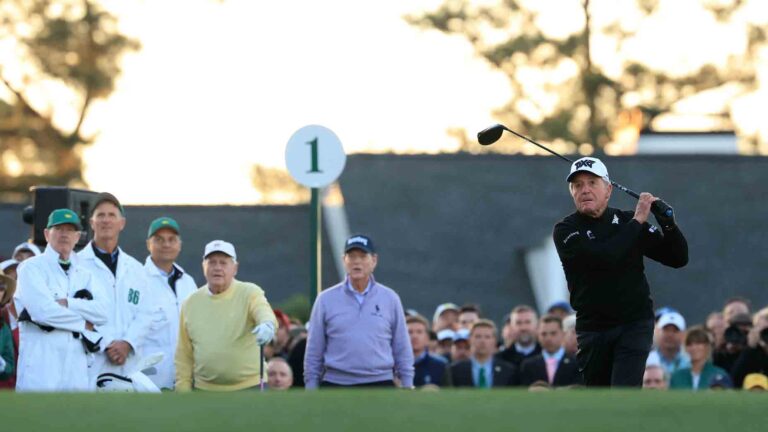 Gary Player gives advice to Tiger Woods Gary Player gives advice to Tiger Woods